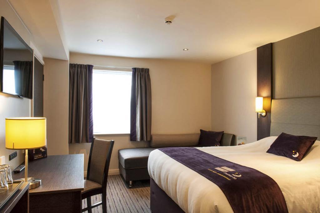 Premier Inn הארלו חדר תמונה