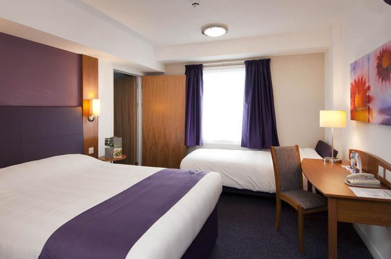 Premier Inn הארלו מראה חיצוני תמונה